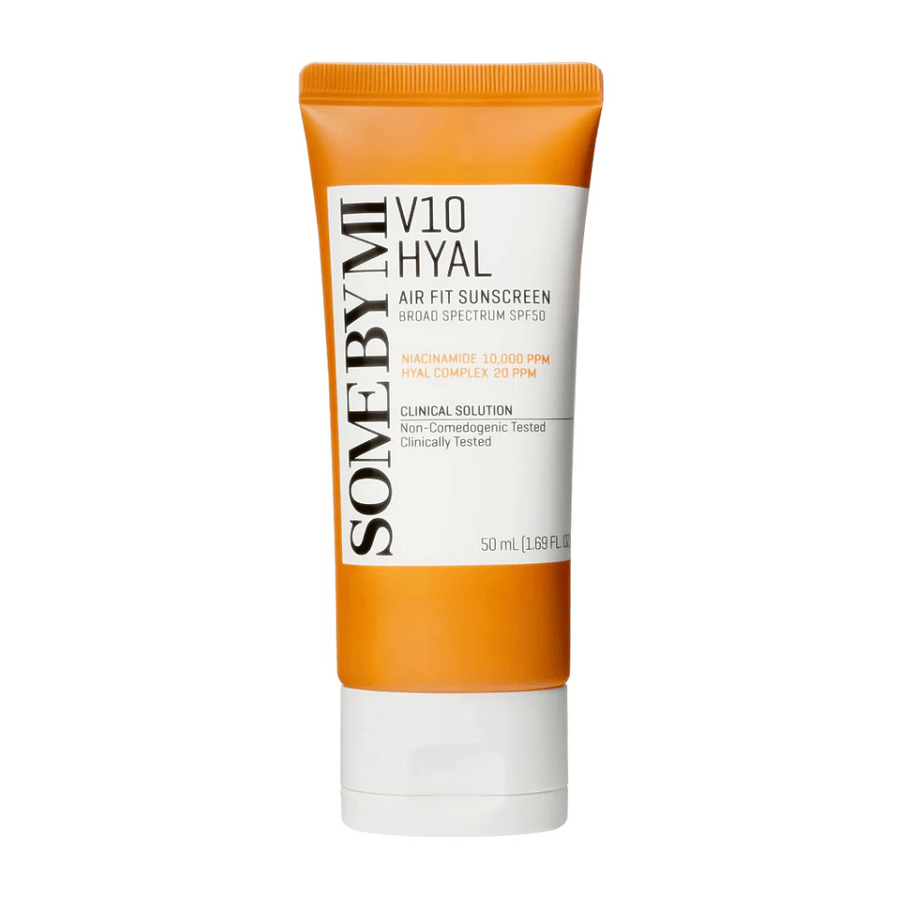SOME BY MI V10 Hyal Air Fit Sunscreen SPF50 ger brett spektrum UV-skydd. Innehåller 10,000 PPM niacinamid och 20 PPM hyaluronsyrakomplex som återfuktar och ljusar upp huden. Kliniskt testad och icke-komedogen, vilket gör den idealisk för daglig användning.